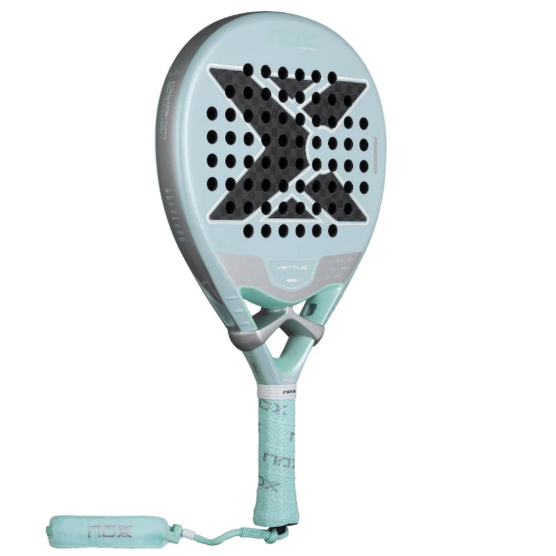 Schuin vooraanzicht Nox Ventus Hybrid 12K Lite 2026 – Lichtgewicht professioneel padelracket met 12K Carbon, MLD Black EVA-kern en 3D Dual Spin-textuur.