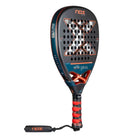 Schuin vooraanzicht van de Nox AT10 Genius Attack 18K 2025 padelracket, met diamantvormig blad, zwart design met rode details en het witte Nox-logo centraal op het slagoppervlak.