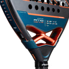 Close-up van de Nox AT10 Genius Attack 18K 2025 padelracket, met diamantvormig blad, zwart design met rode details en het witte Nox-logo centraal op het slagoppervlak.