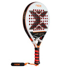 Zijkant: Zijkant van het Nox ML10 Quantum 3K 2025 racket met carbon frame en logo-accenten.