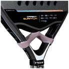 Close-up slagoppervlak: Detail van het 12K Carbon met ruwe 3D-textuur van de Nox ML10 Quantum 12K 2025.