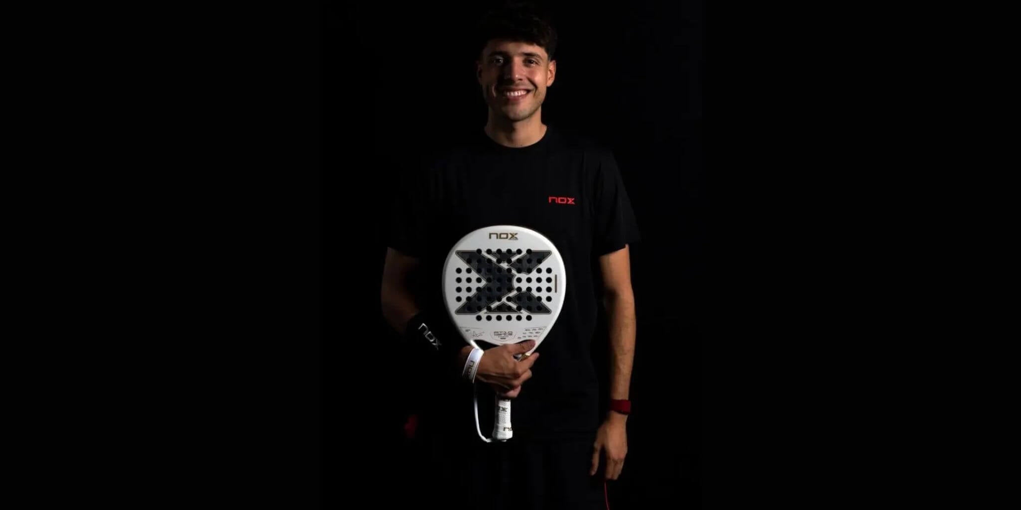 Padel speler Augustin Tapia met de nieuwe Nox AT10 witte padel racket 2026