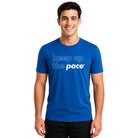 Vooraanzicht van het Pace Sports-T herenshirt in slim fit, met de slogan ‘Keep up the pace’ op de borst en het Pace-logo subtiel op de rechtermouw.