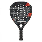 Vooraanzicht Bullpadel Neuron 02 Edge padelracket – geometrische vorm, Xtend Carbon 3K en Multieva-kern. Ontworpen voor maximale precisie.