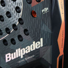 Detail Bullpadel Neuron 02 Edge padelracket – geometrische vorm, Xtend Carbon 3K en Multieva-kern. Ontworpen voor maximale precisie.