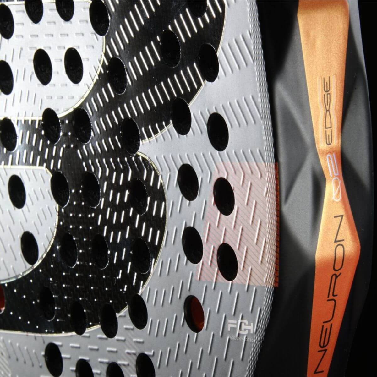 Detail Bullpadel Neuron 02 Edge padelracket – geometrische vorm, Xtend Carbon 3K en Multieva-kern. Ontworpen voor maximale precisie.