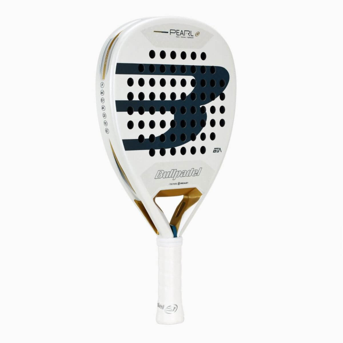 Schuin vooraanzicht Bullpadel Pearl 26 padelracket – wit diamantvormig model van Bea González met Fibrix-blad en Multieva-kern.