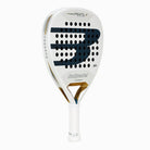 Schuin vooraanzicht Bullpadel Pearl 26 padelracket – wit diamantvormig model van Bea González met Fibrix-blad en Multieva-kern.