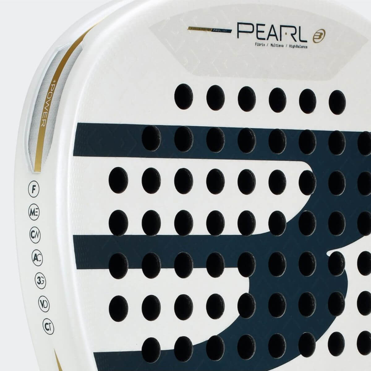 Detail Bullpadel Pearl 26 padelracket – wit diamantvormig model van Bea González met Fibrix-blad en Multieva-kern.