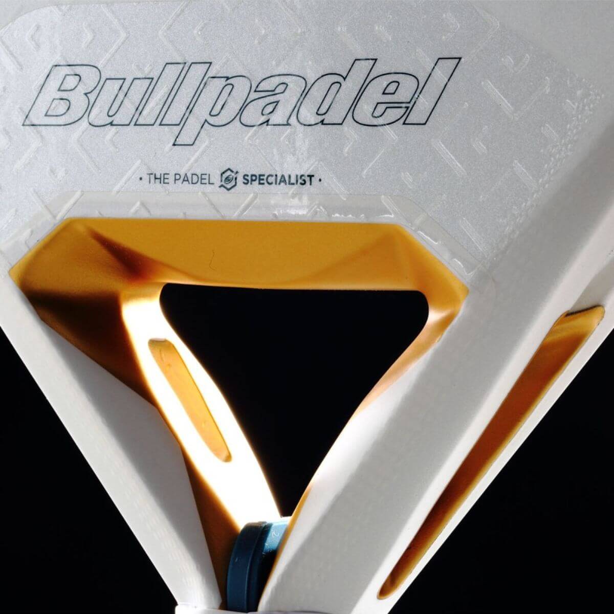 Detail Bullpadel Pearl 26 padelracket – wit diamantvormig model van Bea González met Fibrix-blad en Multieva-kern.