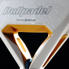 Detail Bullpadel Pearl 26 padelracket – wit diamantvormig model van Bea González met Fibrix-blad en Multieva-kern.