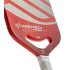 Close-up van het slagoppervlak van de rode Selkirk AMPED Pro Air Epic pickleball racket met groot wit Selkirk-logo op het blad.