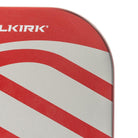 Close-up van het slagoppervlak van de rode Selkirk AMPED Pro Air Epic pickleball racket met groot wit Selkirk-logo op het blad.