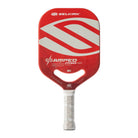 Vooraanzicht van de rode Selkirk AMPED Pro Air Epic pickleball racket met groot wit Selkirk-logo op het blad.