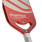 Close-up van het slagoppervlak van de rode Selkirk AMPED Pro Air Invikta pickleball racket met groot wit Selkirk-logo op het blad.