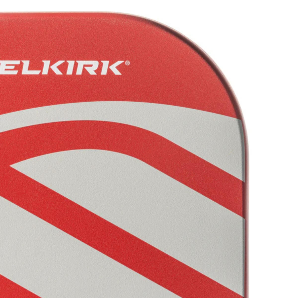 Close-up van het slagoppervlak van de rode Selkirk AMPED Pro Air Invikta pickleball racket met groot wit Selkirk-logo op het blad.