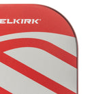 Close-up van het slagoppervlak van de rode Selkirk AMPED Pro Air Invikta pickleball racket met groot wit Selkirk-logo op het blad.