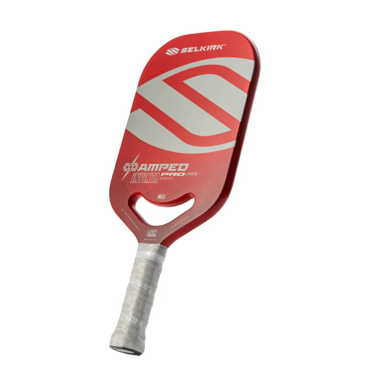Schuin vooraanzicht van de rode Selkirk AMPED Pro Air Invikta pickleball racket met groot wit Selkirk-logo op het blad.
