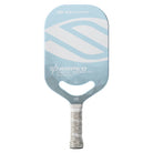 Vooraanzicht van de licht blauwe Selkirk AMPED Pro Air Invikta pickleball racket met groot wit Selkirk-logo op het blad.