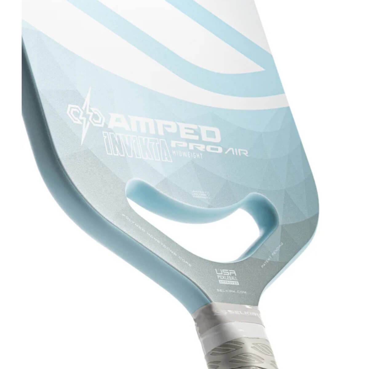 Close-up van het slagoppervlak van de licht blauwe Selkirk AMPED Pro Air Invikta pickleball racket met groot wit Selkirk-logo op het blad.