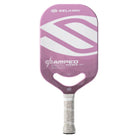 Vooraanzicht van de winterberry (paars/roze) Selkirk AMPED Pro Air Invikta pickleball racket met groot wit Selkirk-logo op het blad.