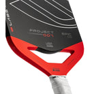 Selkirk LABS Project 007 Epic pickleball zwart paddle met wit handvat en rode accenten – close-up van het kader met InfiniGrit Surface en octagonale grip, ontworpen voor ultieme spin, kracht en controle.