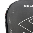 Selkirk LABS Project 007 Epic pickleball zwart paddle met wit handvat en rode accenten – close-up van het slagoppervlak met InfiniGrit Surface.