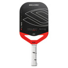 Vooraanzicht van de Selkirk LABS 007 Invikta pickleball paddle, zwart blad met rode onderzijde, wit handvat en het Selkirk-logo in zwart met witte omlijning op het slagooppervlak.