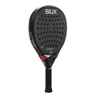 Schuin vooraanzicht Siux Electra Pro 2026 Shadow Red: druppelvormige zwart pro racket met 12K carbon, EVA-kern, medium balans en Switch Strap. Hybride power & controle voor gevorderde spelers.