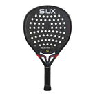 Vooraanzicht Siux Electra Pro 2026 Shadow Red: druppelvormige zwart pro racket met 12K carbon, EVA-kern, medium balans en Switch Strap. Hybride power & controle voor gevorderde spelers.
