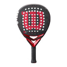 Vooraanzicht: Wilson Bela Pro V3 2025 padelracket in zwart-rood design met hybride vorm.