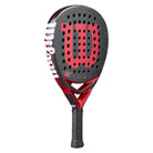 Schuin vooraanzicht: Wilson Bela Pro V3 2025 padelracket in zwart-rood design met hybride vorm.