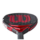 Onderaanzicht: Wilson Bela Pro V3 2025 padelracket in zwart-rood design met hybride vorm.