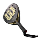 Close-up slagoppervlak: Detail van het 3K Carbon blad met Arrow Grip-textuur van de Wilson Defy Pro V1.