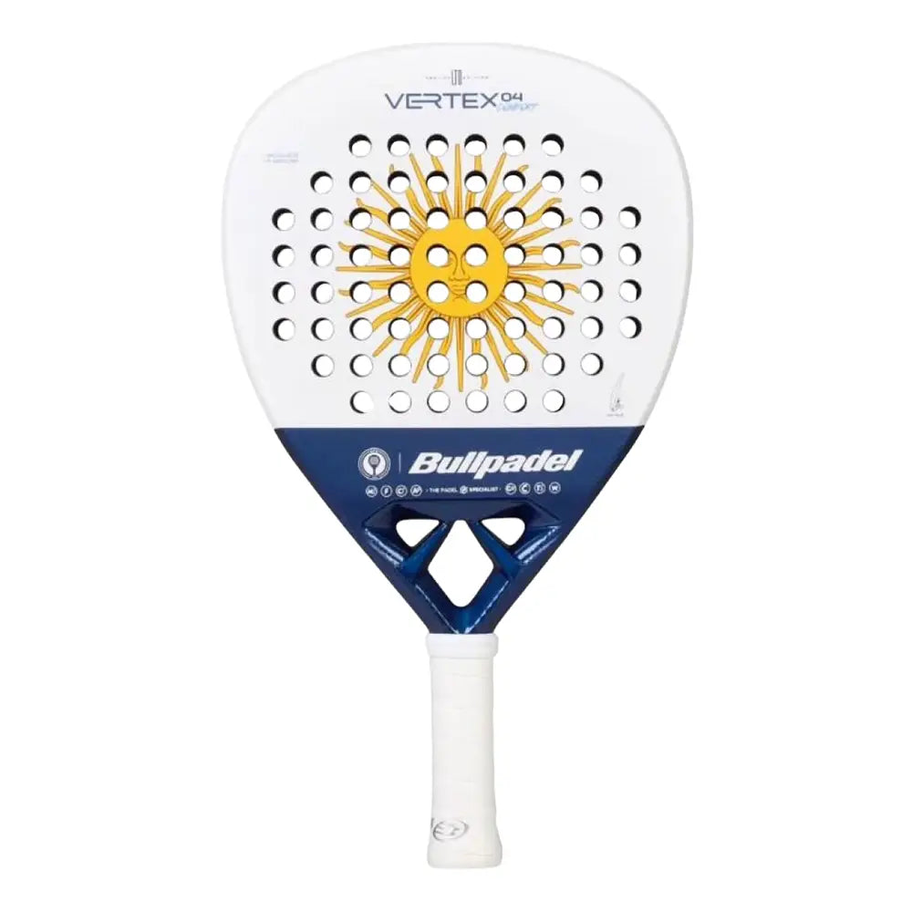 Vooraanzicht Bullpadel Vertex 04 LTD ED. Juan Tello Argentina – diamantvormig padelracket met MultiEva-kern, Fibrix-blad en Custom Weight.