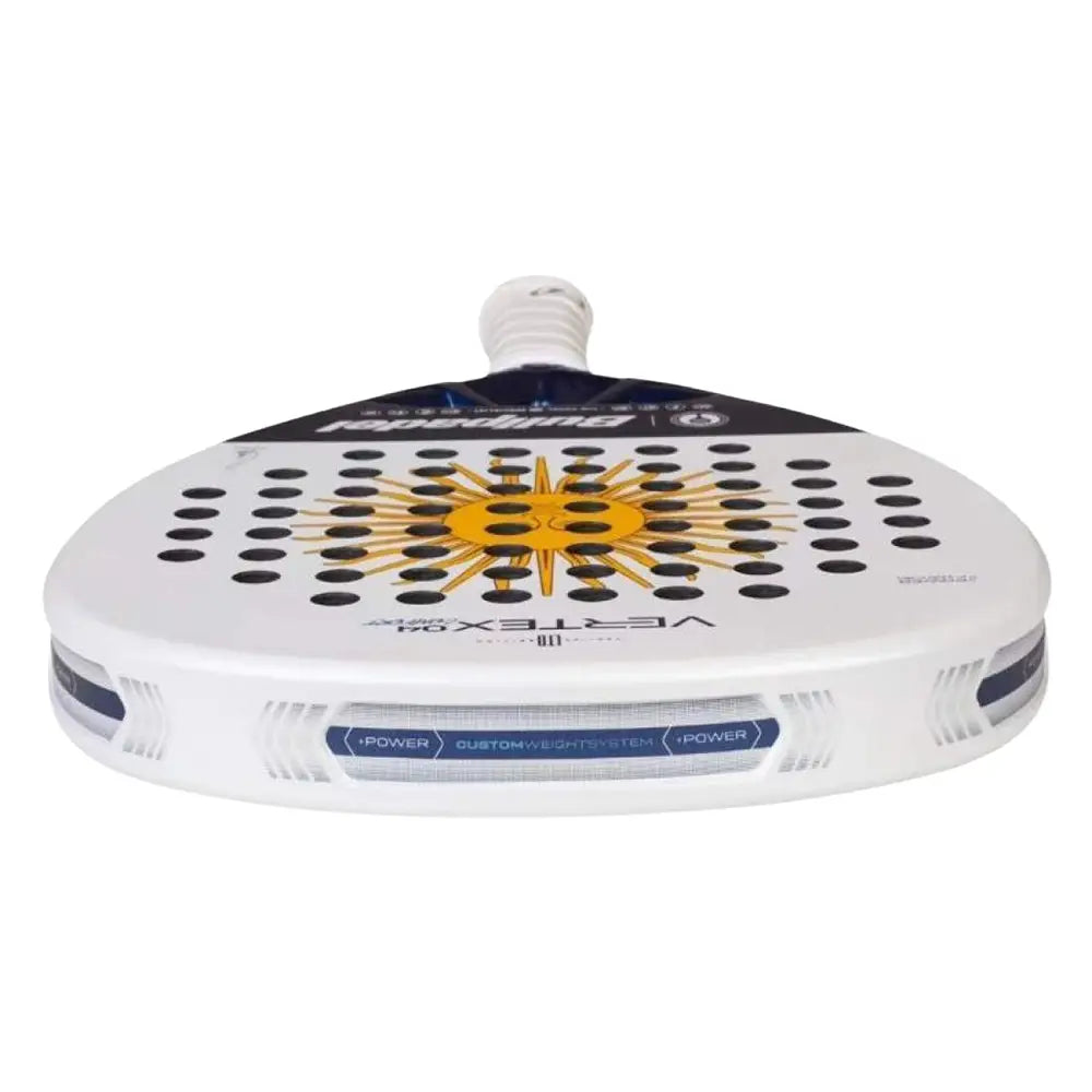 Bovenaanzicht Bullpadel Vertex 04 LTD ED. Juan Tello Argentina – diamantvormig padelracket met MultiEva-kern, Fibrix-blad en Custom Weight.