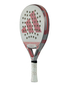 Schuin vooraanzicht Adidas Cross It Team Light 2026: lichtgrijs padelracket (345–360 g) met ronde vorm en roze Adidas logo.