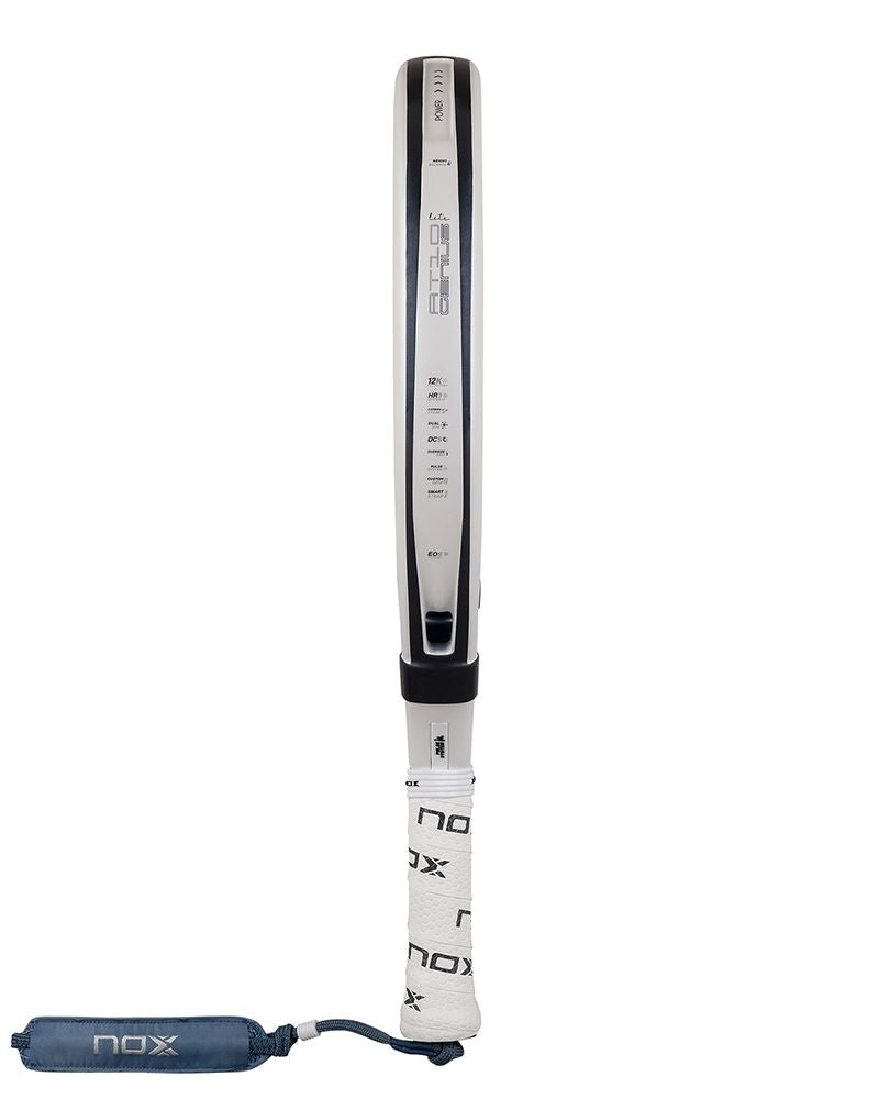 Zijaanzicht Nox AT10 12K Alum Xtrem Lite 2026 – Agustín Tapia Edition. Licht padelracket met 12K Carbon Alum Xtrem en HR3 White EVA-kern voor maximale wendbaarheid en controle.