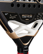 Detail Nox AT10 Genius 18K Alum 2026 – Agustín Tapia Edition. Traanvormig padelracket met 18K Aluminized Carbon en Dual Spin-afwerking voor kracht en controle.