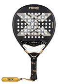 Vooraanzicht Nox AT10 Genius 18K Alum 2026 – Agustín Tapia Edition. Traanvormig padelracket met 18K Aluminized Carbon en Dual Spin-afwerking voor kracht en controle.