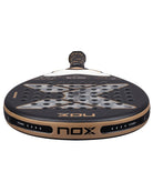 Bovenaanzicht Nox AT10 Genius 18K Alum 2026 – Agustín Tapia Edition. Traanvormig padelracket met 18K Aluminized Carbon en Dual Spin-afwerking voor kracht en controle.