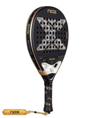 Schuin vooraanzicht Nox AT10 Genius 18K Alum 2026 – Agustín Tapia Edition. Traanvormig padelracket met 18K Aluminized Carbon en Dual Spin-afwerking voor kracht en controle.
