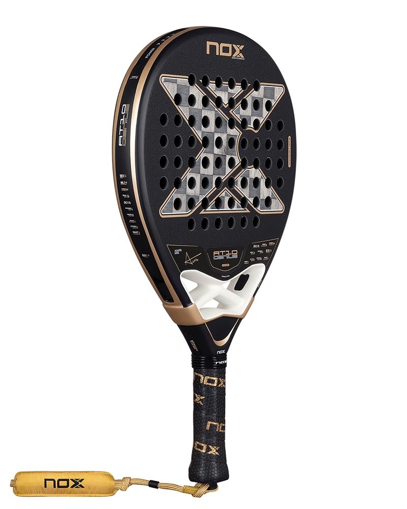 Schuin vooraanzicht Nox AT10 Genius 18K Alum 2026 – Agustín Tapia Edition. Traanvormig padelracket met 18K Aluminized Carbon en Dual Spin-afwerking voor kracht en controle.