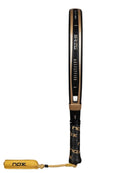 Zijaanzicht Nox AT10 Genius 18K Alum 2026 – Agustín Tapia Edition. Traanvormig padelracket met 18K Aluminized Carbon en Dual Spin-afwerking voor kracht en controle.