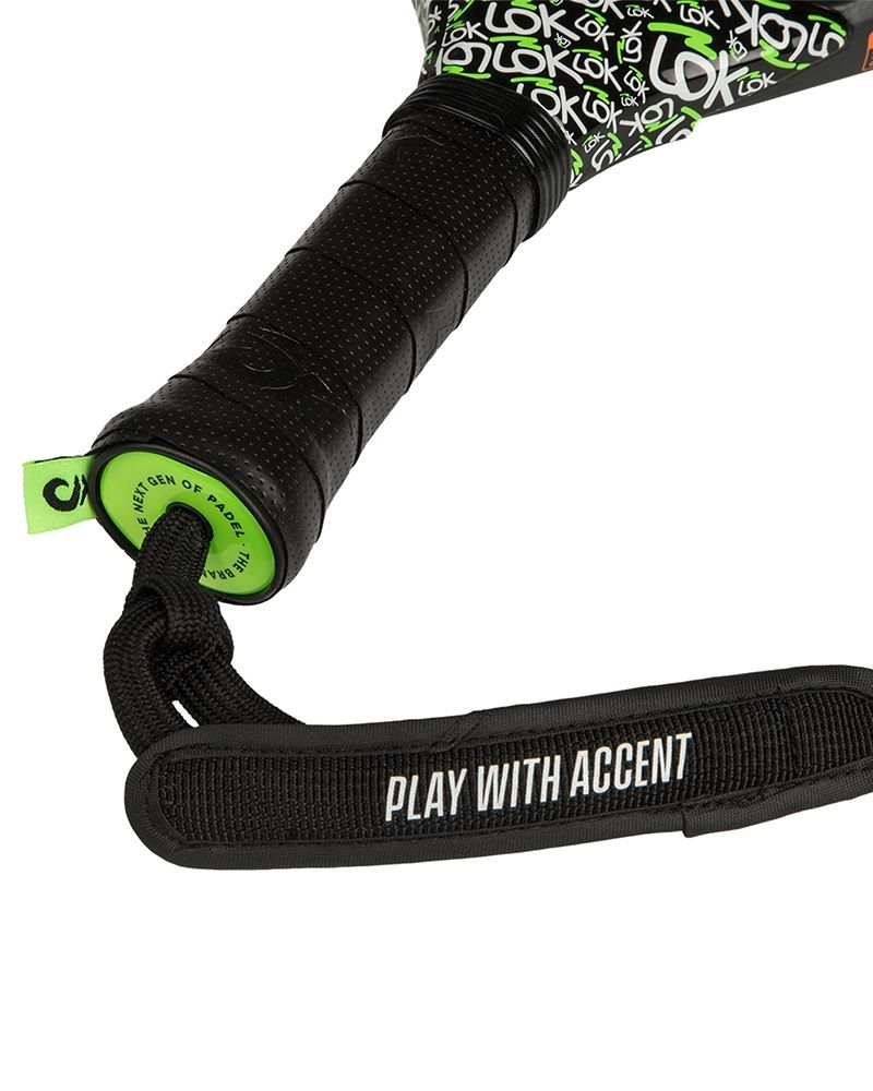 Handvat Lok Carbon Hype Gen 2 padel racket met oranje/geel logo van Lok.