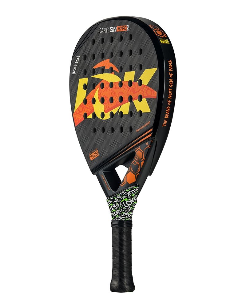 Schuin vooraanzicht Lok Carbon Hype Gen 2 padel racket met oranje/geel logo van Lok.