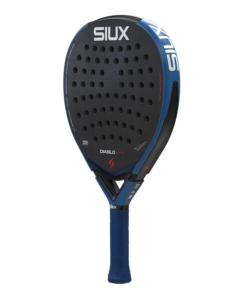 Schuin vooraanzicht Siux Diablo Pro 2026 Royal Blue | Traanvormig padelracket met 24K Carbon TeXtreme, EVA Pro-kern en 3D-textuur. 