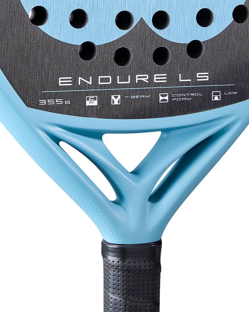 Detail kader Wilson Endure LS V1: rond controle-padelracket van 355 g met Comfort Flex, Control Foam en lage balans. Lichtblauw kader en logo van Wilson.