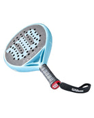 Schuin onderaanzicht Wilson Endure LS V1: rond controle-padelracket van 355 g met Comfort Flex, Control Foam en lage balans. Lichtblauw kader en logo van Wilson.