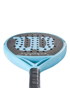 Onderaanzicht Wilson Endure LS V1: rond controle-padelracket van 355 g met Comfort Flex, Control Foam en lage balans. Lichtblauw kader en logo van Wilson.